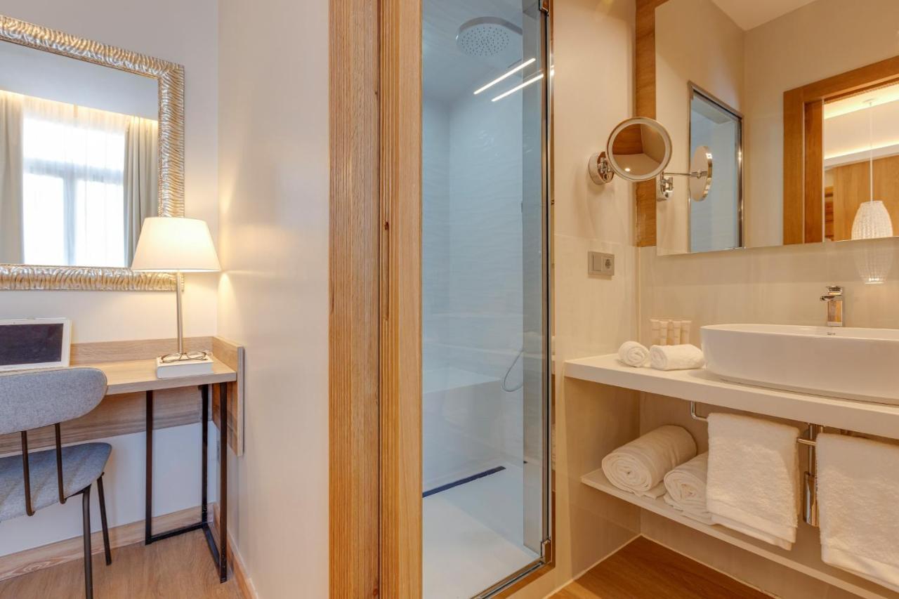 Hotel Boutique Mirlo Barcelona Exteriér fotografie A shower cubicle