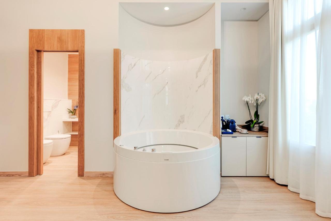 Hotel Boutique Mirlo Barcelona Exteriér fotografie A modern bathtub