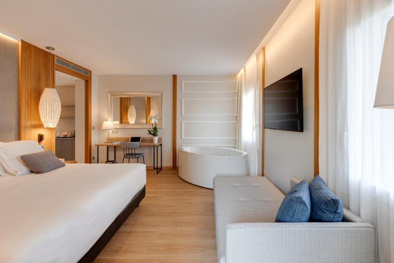 Hotel Boutique Mirlo Barcelona Exteriér fotografie A room at the hotel